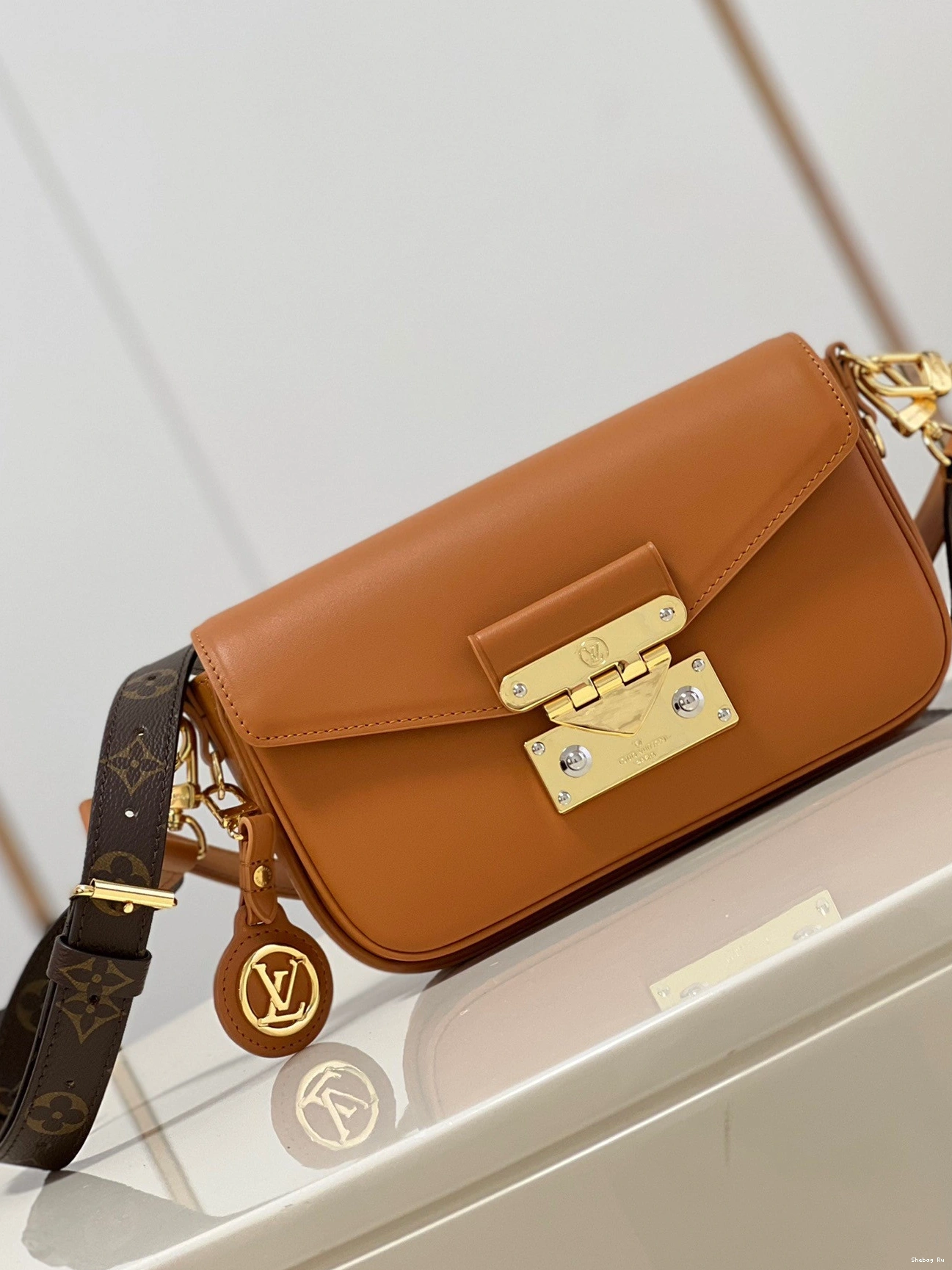 SWING Louis Vuitton 0818